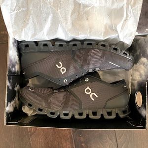 M’s On Running Cloud X running/training shoe in size 10.5.